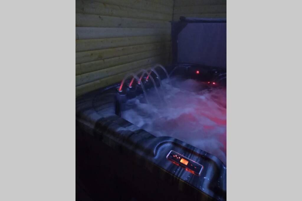 The Cottage - Hot Tub - Nr Glasgow - Self Check-In 코트브리지 외부 사진